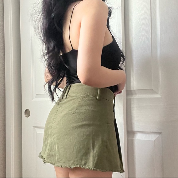 Olive green pleated skirt - Picture 5 of 6